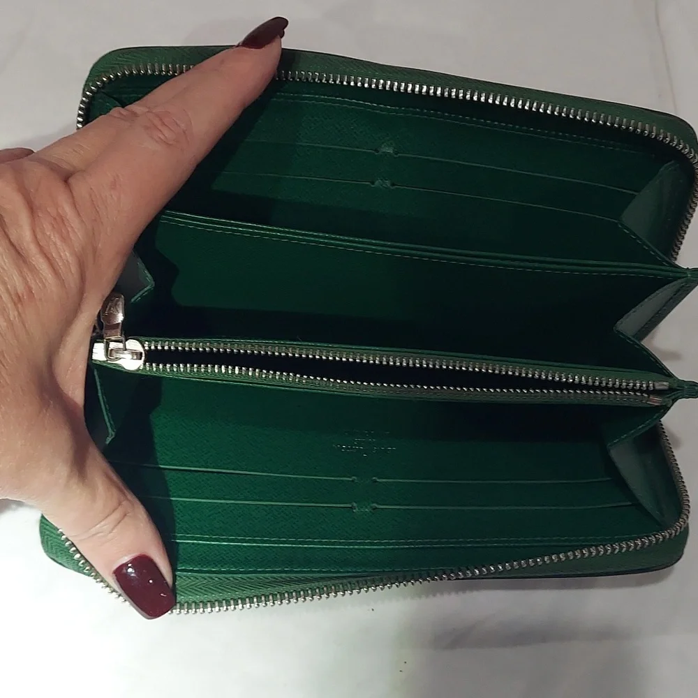 AUTHENTIC Louis Vuitton Zippy Wallet in Green Epi Leather - Picture 9 of 9